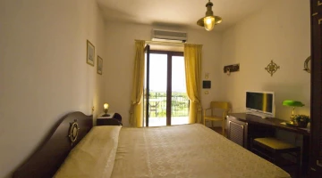 Chambre double supérieure avec balcon meublé
