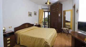Chambre double supérieure avec balcon meublé