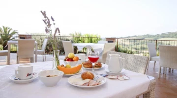 Petit-déjeuner dressé en terrasse