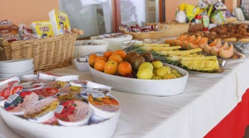 Buffet petit-déjeuner avec fruits frais