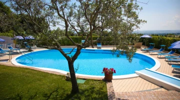 Piscine saisonnière avec solarium