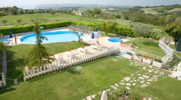 Grand jardin avec piscine et jacuzzi