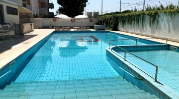 Swimming pool with access steps