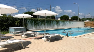 Swimming pool with solarium