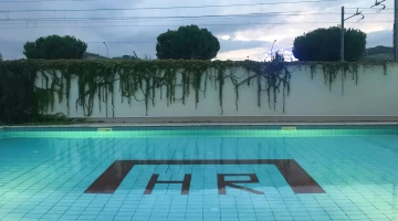 Pool with water at a gradual height