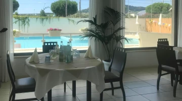 Breakfast room with pool view