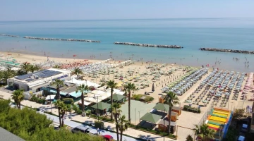 Blick vom Hotel auf den Strand