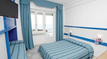 Dreibettzimmer mit Balkon