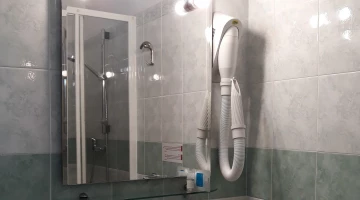 Bagno con box doccia e phon a parete