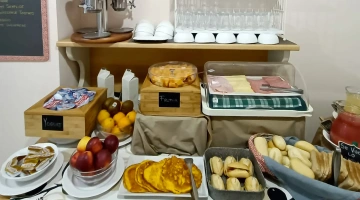 Buffet della colazione con opzioni salate