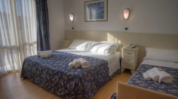 Camera tripla con set di cortesia