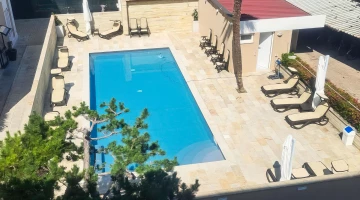Swimming pool with solarium