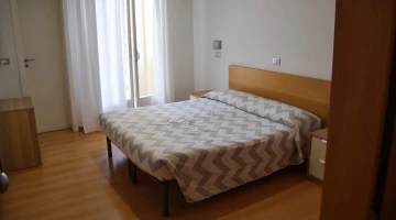 Room with double bed