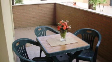 Balcone privato con tavolino e sedie