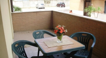 Balcone privato con tavolino e sedie