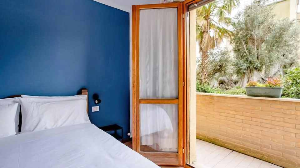 Camera matrimoniale con balcone privato