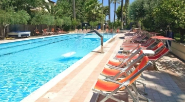 Piscina con solarium