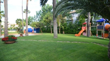 Giardino con area giochi
