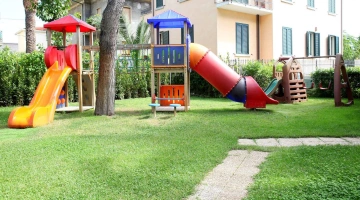Area giochi con scivoli in giardino