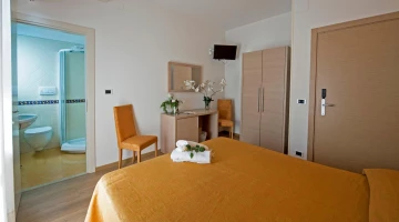 Chambre double confort avec salle de bain