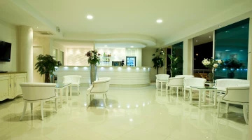 Coin bar avec tables