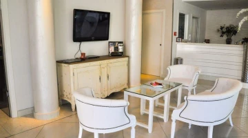 Espace d&#39;accueil et de détente avec canapés et TV