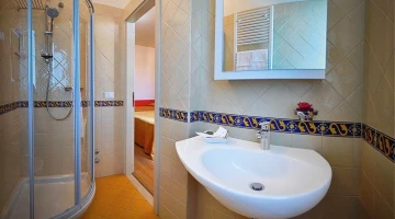 Salle de bain avec cabine de douche