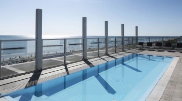 Panoramic swimming pool with solarium