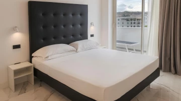 Deluxe double room with furnished balcony