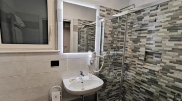 Salle de bain privée avec cabine de douche