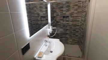Salle de bain privée avec cabine de douche