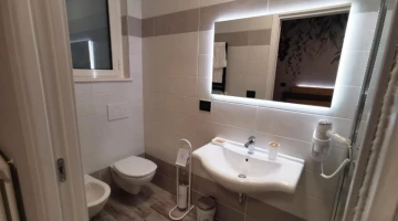 Salle de bain privée avec sèche-cheveux mural