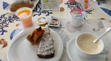 Petit déjeuner servi à table