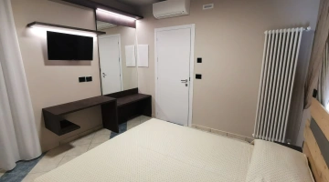 Double room with TV and desk