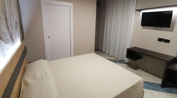 Double room with TV and desk