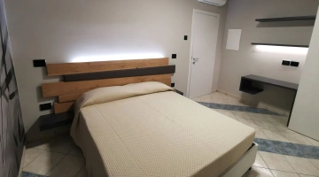 Double bedroom with desk