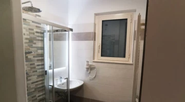 Salle de bain privée avec cabine de douche