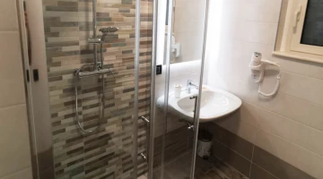 Salle de bain privée avec cabine de douche