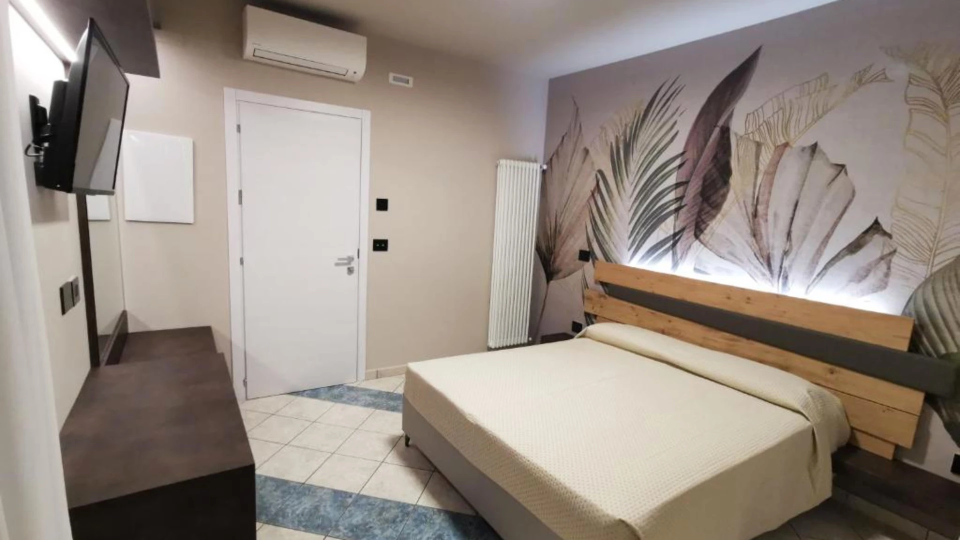 Chambre double avec TV et bureau