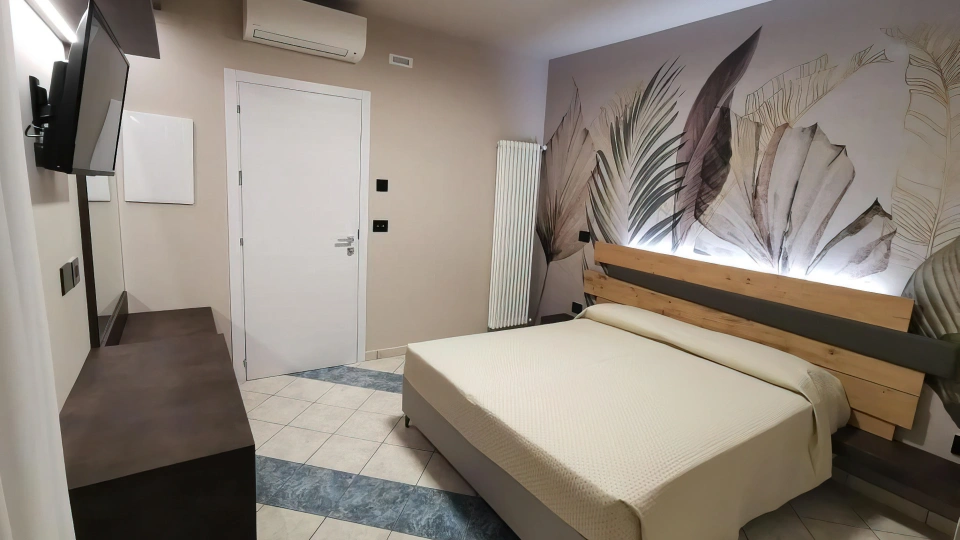 Double room with TV and desk