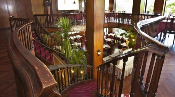 Escalier menant à la salle de restaurant
