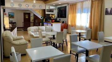 Salle de bar avec tables et chaises