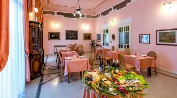 Salle de restaurant avec buffet