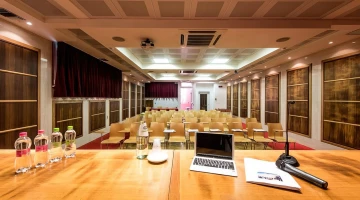 Salle de réunion avec projecteur