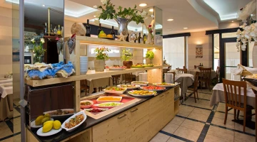 Petit-déjeuner buffet avec spécialités sucrées et salées