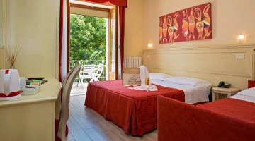 Chambre triple avec balcon meublé