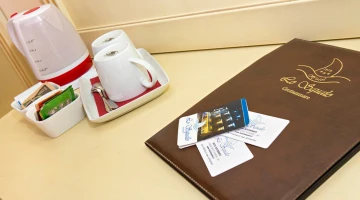 Bouilloire électrique dans la chambre