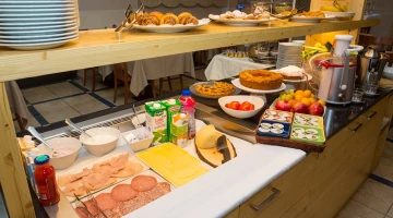 Petit-déjeuner buffet avec spécialités sucrées et salées