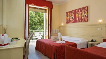 Triple room with furnished balcony