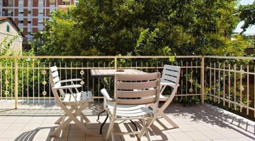 Balcon privé avec table et chaises